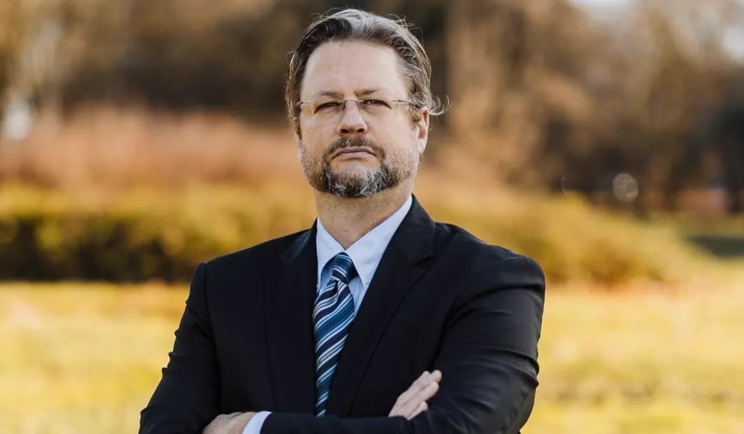 Dr. Kenneth John Fuller - Doktor kiropraktike